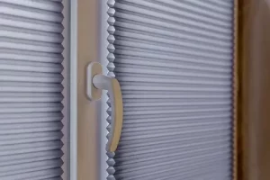 Шторы и жалюзи гофре на пластиковые окна